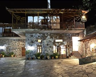 Παραδοσιακός Ξενώνας Σεμέλη - Goura