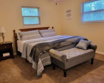 Stock Cottage Cozy 2 BR, 2 Bath House next to Biology Trails and SAU - Ooltewah - Bedroom