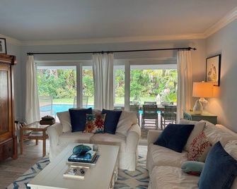 Luxury Beach House. Choice Location on the coast. Newly remodeled, pool heater! - Vero Beach - Wohnzimmer