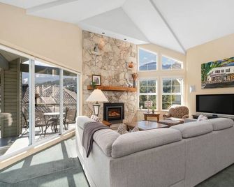 Top Floor Suite With Mountain Views By Harmony Whistler - Whistler - Living room