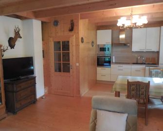 Cozy wooden cottage with Wi-Fi and feel-good atmosphere - Bohmte - Sala de estar