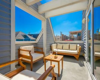 Tri-Level, 3bd Beach House Steps To Beach W/ Ac, Lrg Patio, Balcony, & Garage! Pets Ok! - San Diego - Balcony