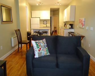 Downtown Heritage Gem close to beach and convention center - Charlottetown - Living room