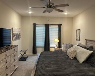 Sunny Niceville! Very Nice, New 3/2.5 Townhome .04 Mile From Water! - Niceville - Bedroom