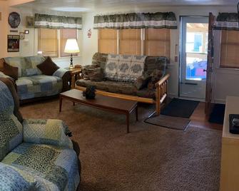 Birchwood Resort & Campground - Cadillac - Living room