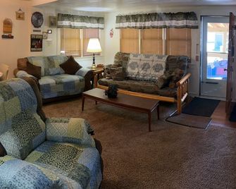 Birchwood Resort & Campground - Cadillac - Wohnzimmer