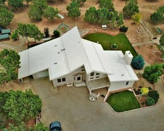 Imaculate Home On 20 Acres One Mile Off 1-15, Minutes From Kolob Canyon. - New Harmony - Edificio