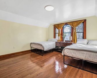 Golden Gem in Heart of East Rock Quiet 3BR Near DT and Yale - New Haven - Bedroom