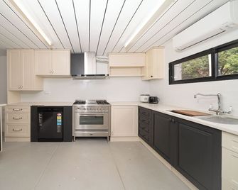 Spacious 5-Acre Retreat for Groups in Galston - Galston - Cocina