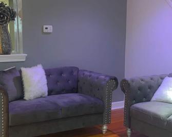 Cozy and Comfortable in the Northeast. Nurses and Teachers are welcome. - Philadelphie - Salon