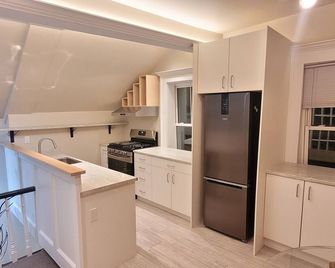 Couchiching Summer Escape - Orillia - Kitchen