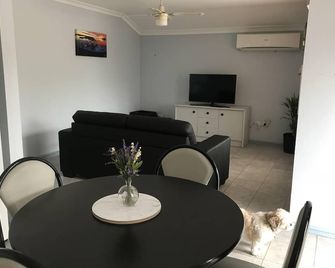 Guesthouse on Dolphin - 원브로 - 다이닝룸