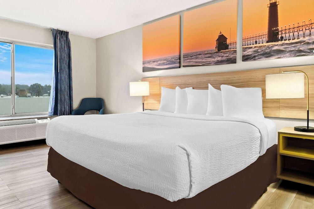 Days Inn & Suites by Wyndham Warren - Warren - Спальня