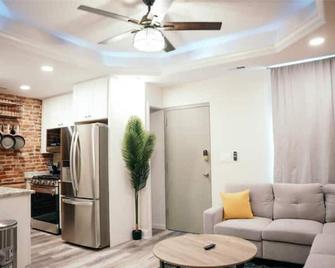 Sleek and Cozy Micro Fells Point Residence! - Baltimore - Living room
