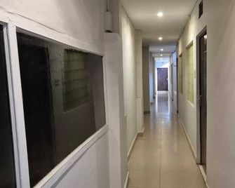 Varun Hotel And Restaurant - Jaunpur - Hallway