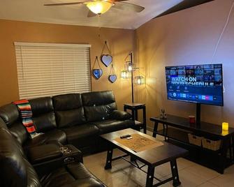 Sunny & Cozy Desert Oasis Central Location Pkg - Casa Grande - Living room