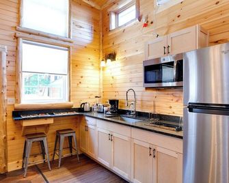 Cozy Cabin with second floor loft, fireplace, campfire pits, and kitchen - Lake Placid - Kitchen