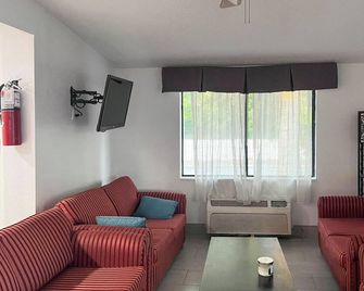 Motel 6 Aberdeen Nc Pinehurst - Aberdeen - Вітальня