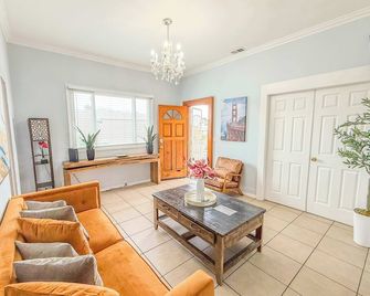 3bd Little Italy Cottage A++ Location - San Diego - Living room
