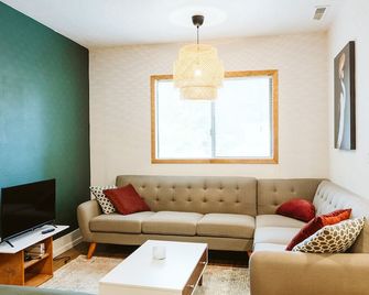 Cozy craftsman studio with luxury bathroom and everything you will need! - Lacey - Huiskamer
