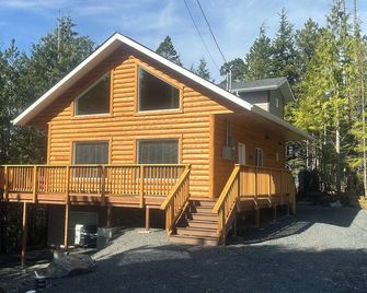 Wild Wolf Cabin 3 bedroom, 2 Bath Near Fishing Harbors, Ketchikan - Ketchikan - Building