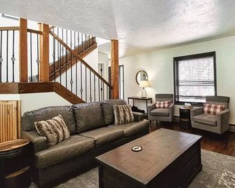 Quiet and Private Cabin, Hot Tub, 6 mins to town! - Breckenridge - Living room