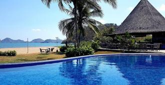 Luwansa Beach Hotel - Labuan Bajo - Zwembad