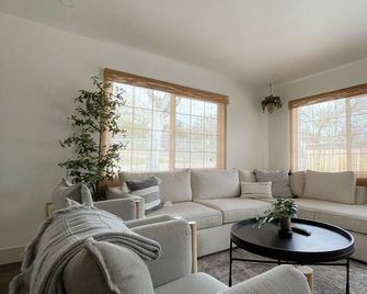 Beautiful, Remodeled Home With Easy Access To Lake And River - Pet Friendly - Kernville - Sala de estar