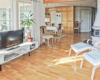 Stunning Home In Lidhult With Lake View - Lidhult - Sala de estar