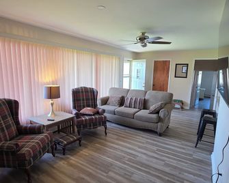 Spacious 3-bedroom house in Bad Axe, walking distance to Hospital, Tec center. - Bad Axe - Living room