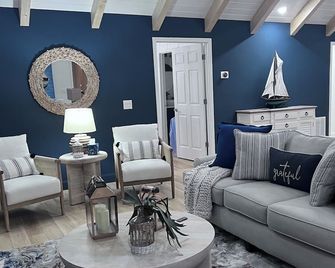 Luxury Lakefront Chatuge, 5 Beds 3 Bath, 2 Kitchens, Free Wifi, Sleeps 12 & Dock - Hiawassee - Living room