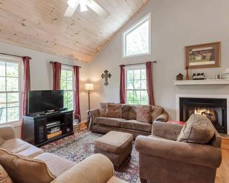 3 Bed Cabin Overlooking The New River-- Hot Tub, Fire Pit, Dogs Ok - West Jefferson - Living room