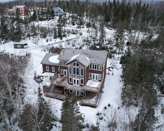 Ski/Snowboard, Snowmobile, Fishing, Hunting, Hot Tub, Chalet - Corner Brook - Gebäude