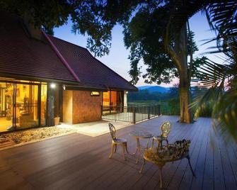 Khaoyai Valley 4 - บ้านหมูสี - ลาน