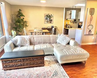 Cozy Ocean View Carriage Home - Campbell River - Sala de estar