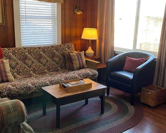 Two bedroom lakeside cabin-just 30' from beautiful Lake Wissota! - Chippewa Falls - Living room