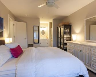 Fresh remodel, 1 bedroom, 2 bath, sleeps 4, downtown, parking, easy come easy go - Hood River - Bedroom