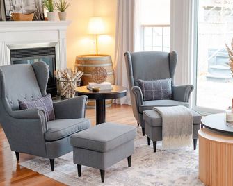 Century Home centrally located in Prince Edward County (located in Bloomfield) - Belleville - Living room