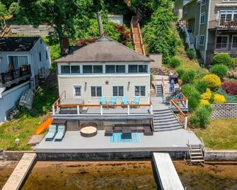 Waterfront 3-bedroom house with AC and WiFi in tranquil Southbury - Southbury - Edificio