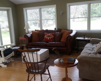 200 Yr old Farmhouse on 45 acres - Shaftsbury - Sala de estar