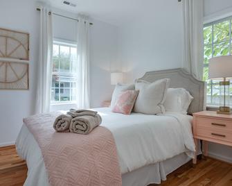 A cozy home and garden cottage situated across from million dollar homes. - Raleigh