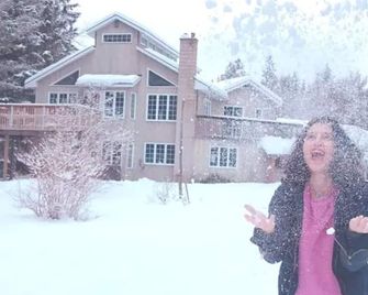 Lovely Muskoka Waterfront Cottage-Hot tub & Sauna! - Bracebridge - Building