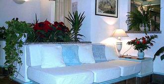 Hotel Terranova - أولبيا - غرفة معيشة