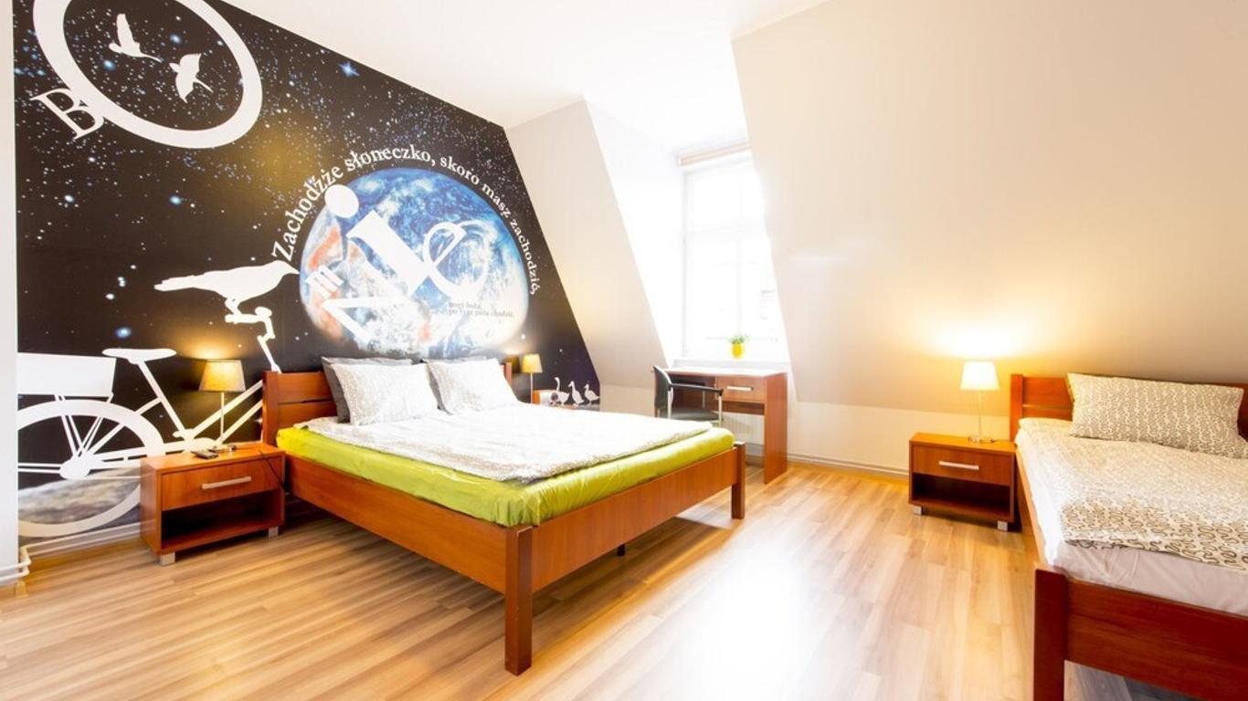 Color Hostel