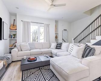 Massive Luxury Home w/Rooftop, Hot-tub, Game room, Mini Golf, Views, and more - Nashville