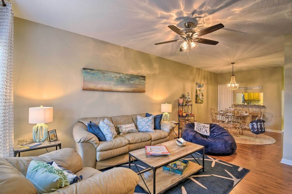 Galveston East End Condo w/ Pool 1 Mi to Beach! - Galveston - Living room