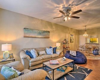 Galveston East End Condo w/ Pool 1 Mi to Beach! - Galveston - Living room