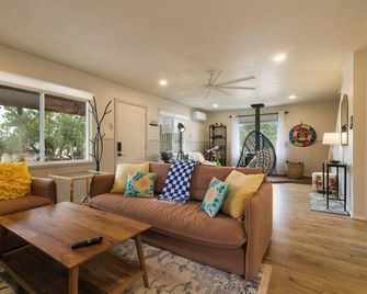 Canyon Vista Cottage- Hot Tub and Heavenly Views - Jemez Springs - Living room