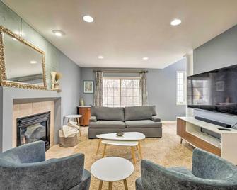 Immaculate Family Townhome - Walk to Beach! - Gary - Living room
