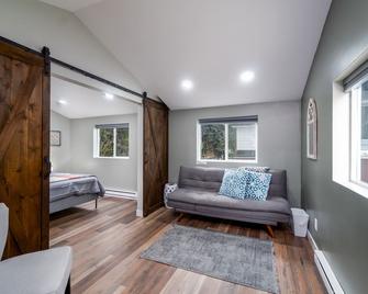 Chic Downtown Loveland Cottage- Close to Rocky Mountain National Park! - Loveland - Living room